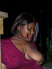 Black chick amateur posing in the car